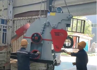 Runshi machinery sent to Vietnam forced feed wood crusher