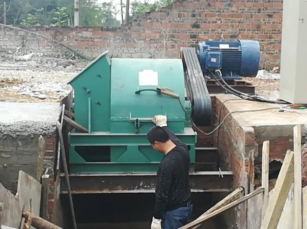 Lao customers buy our Runshi machinery of mushroom powder crusher site